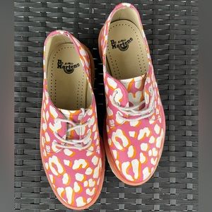 Dr. Martens Oxford in pink, white, & orange leopard print. Size 6 L.